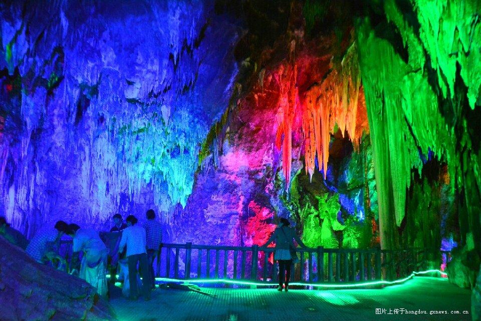 2024更青春!山东文旅·红叶柿岩打造烟火梦幻之境,再启新岁